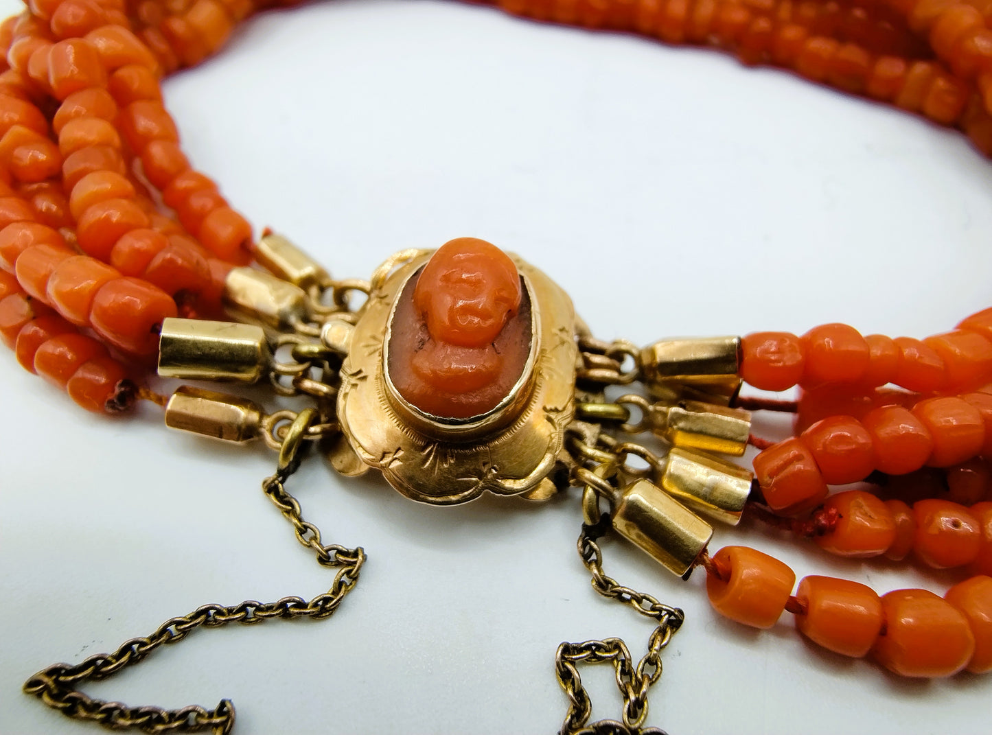 Bloedkoralen armband met gouden camee sluiting, 6 strengen, 19 cm.