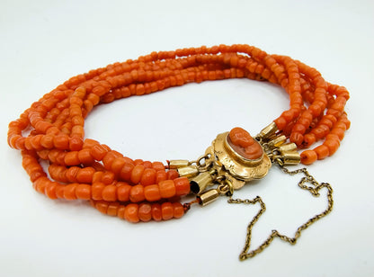Bloedkoralen armband met gouden camee sluiting, 6 strengen, 19 cm.