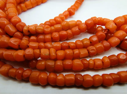 Bloedkoralen armband met gouden camee sluiting, 6 strengen, 19 cm.