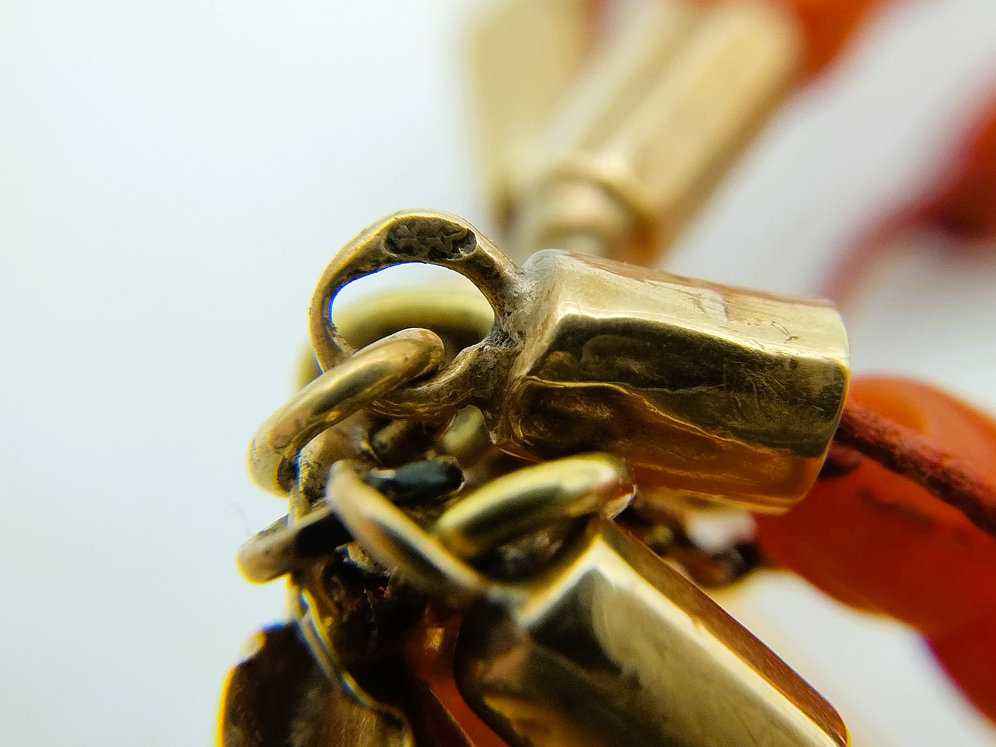 Bloedkoralen armband met gouden camee sluiting, 6 strengen, 19 cm.