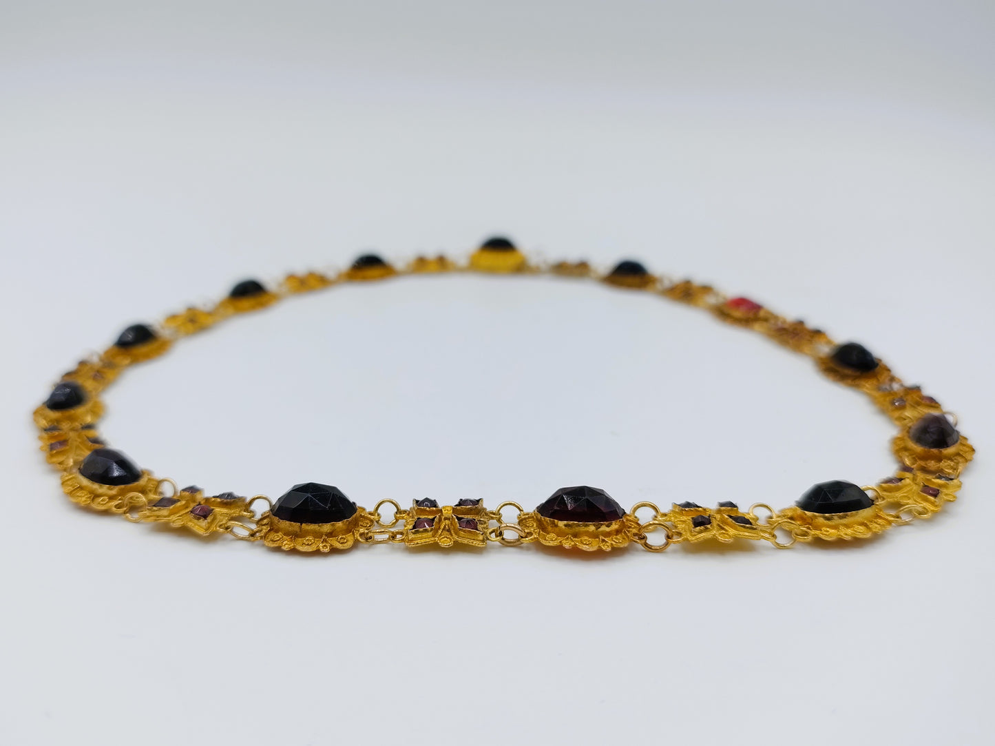 Gouden bootjesketting met granaat, Friesland, 36,5 cm