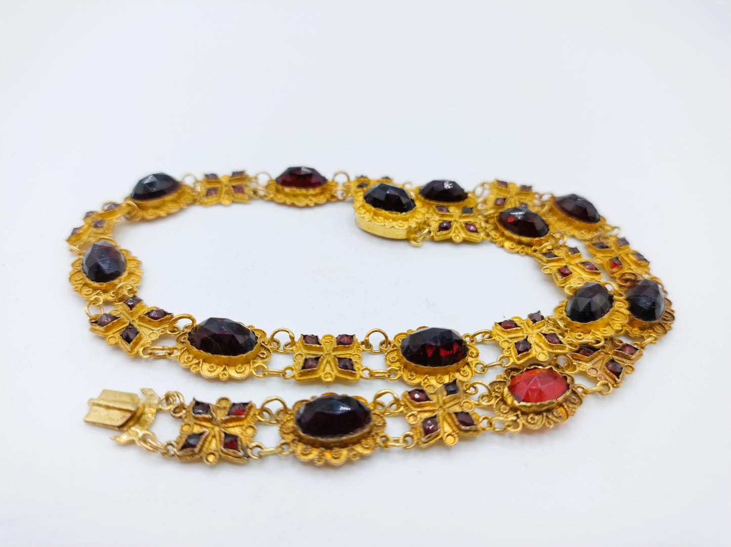 Gouden bootjesketting met granaat, Friesland, 36,5 cm