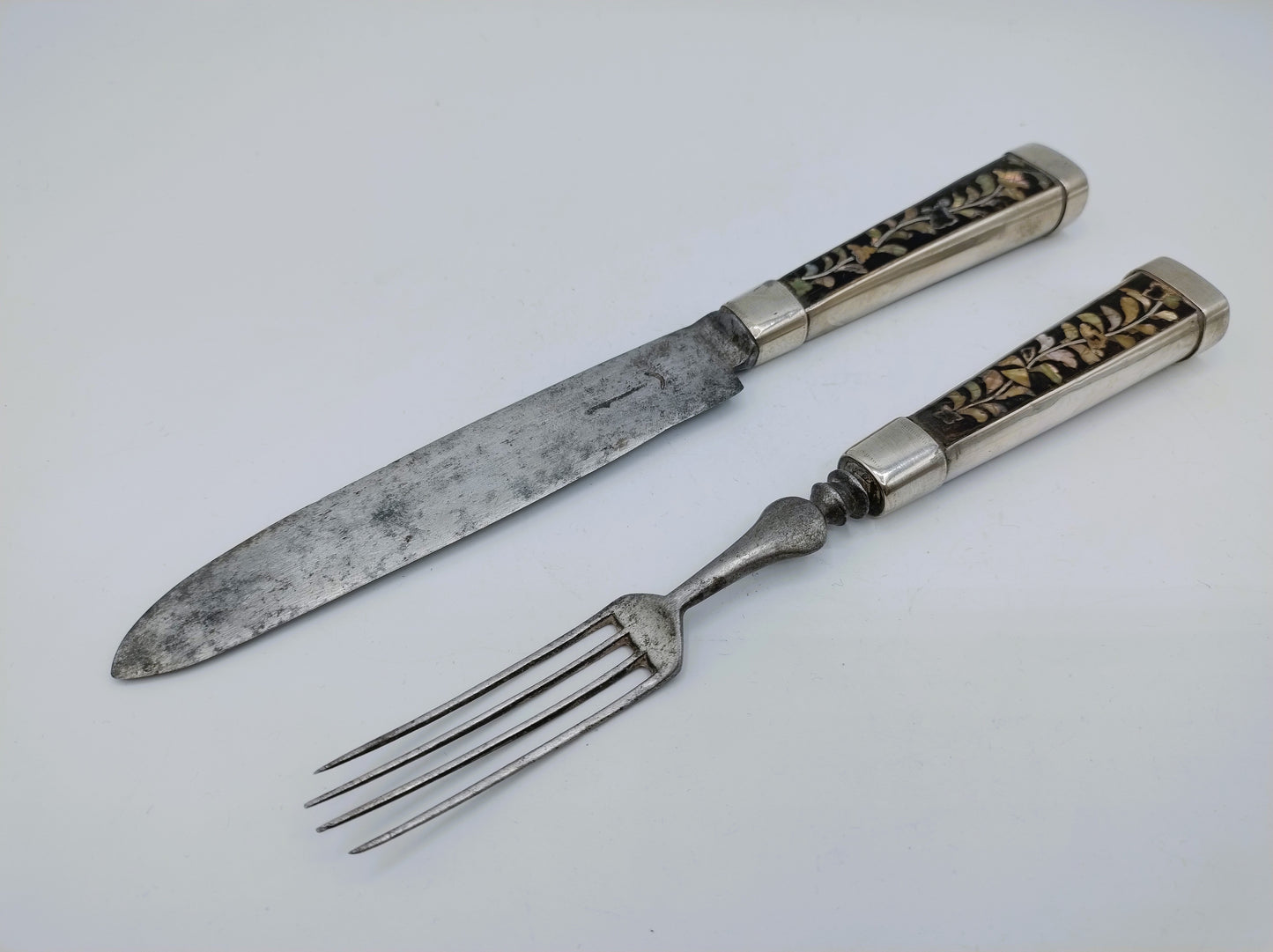 Silbernes Reisebesteck aus dem 18. Jahrhundert mit Perlmuttintarsien. Schager-Messer.
