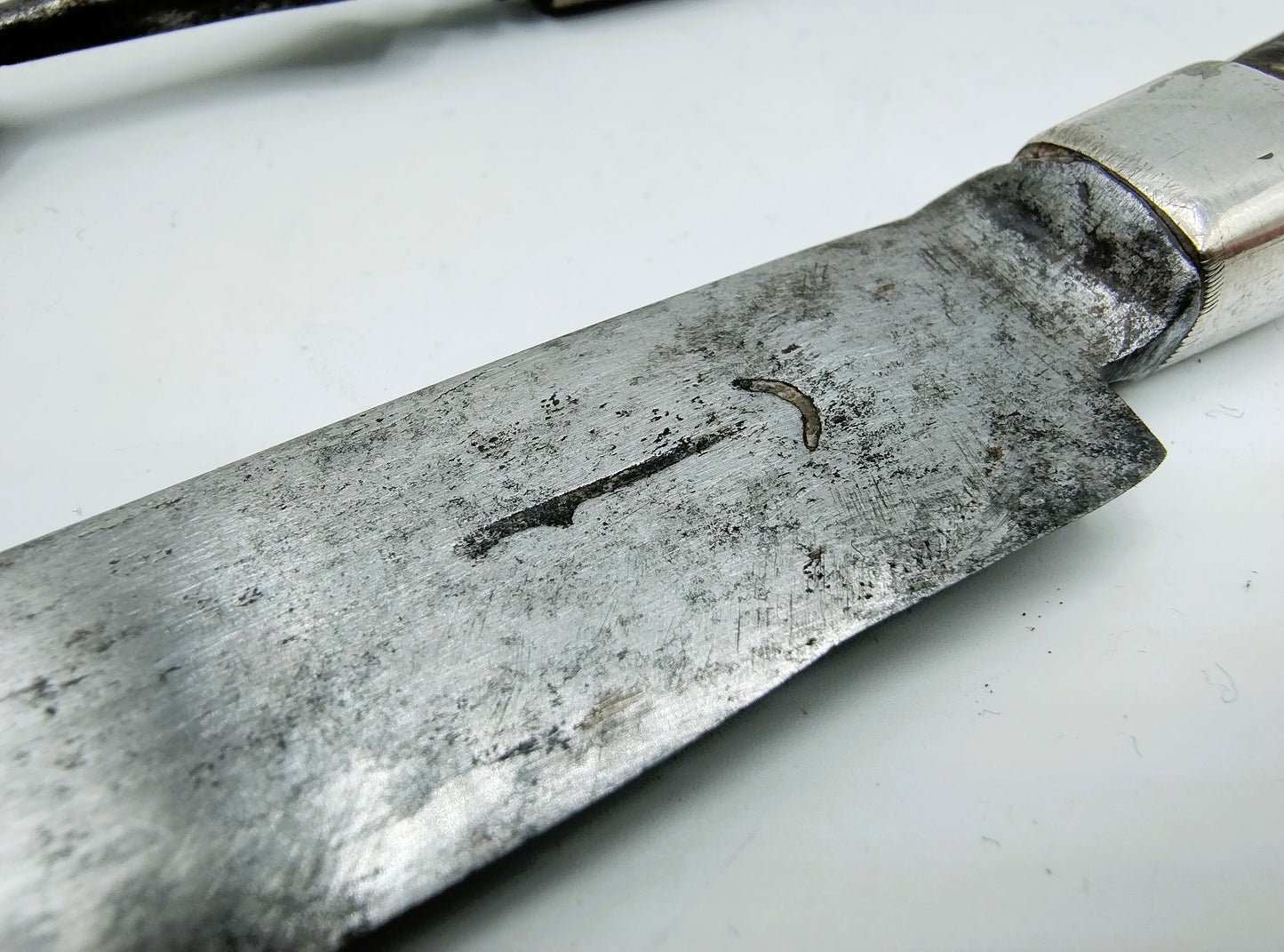 Silbernes Reisebesteck aus dem 18. Jahrhundert mit Perlmuttintarsien. Schager-Messer.