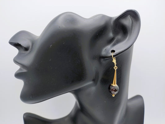 Gold earrings with garnet, 7 grams.