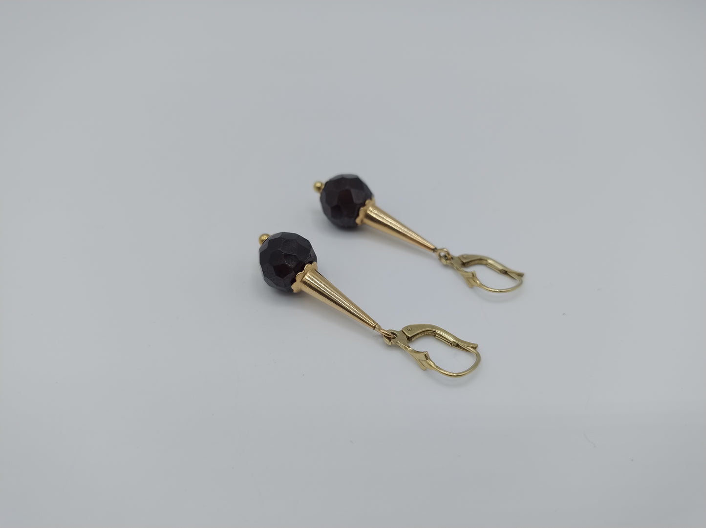 Gouden oorbellen met granaat, 7 gram.