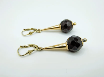 Gouden oorbellen met granaat, 7 gram.