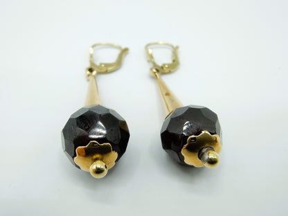 Gouden oorbellen met granaat, 7 gram.