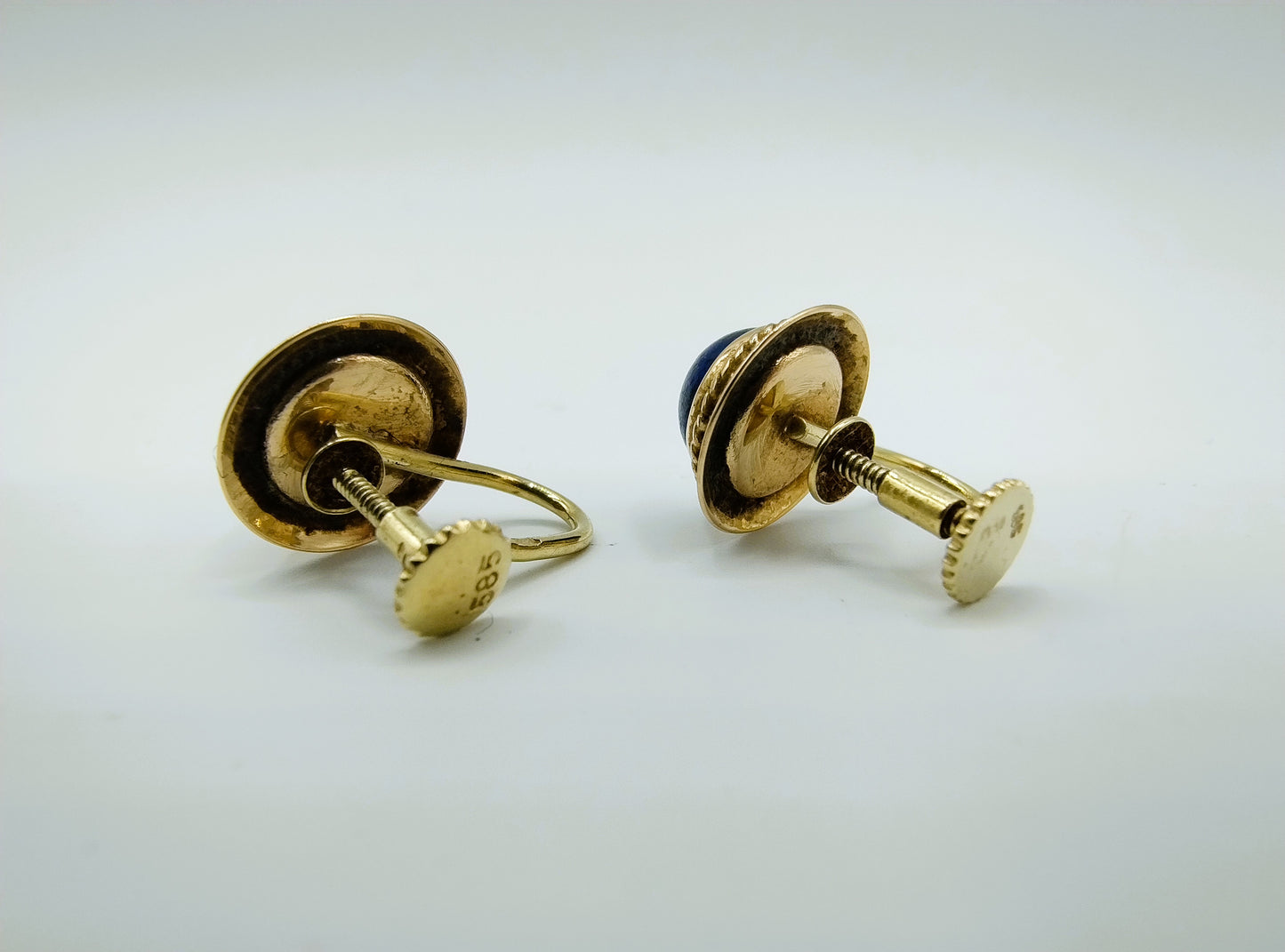 Gouden schroefoorbellen met lapis lazuli, 3,3 gram.