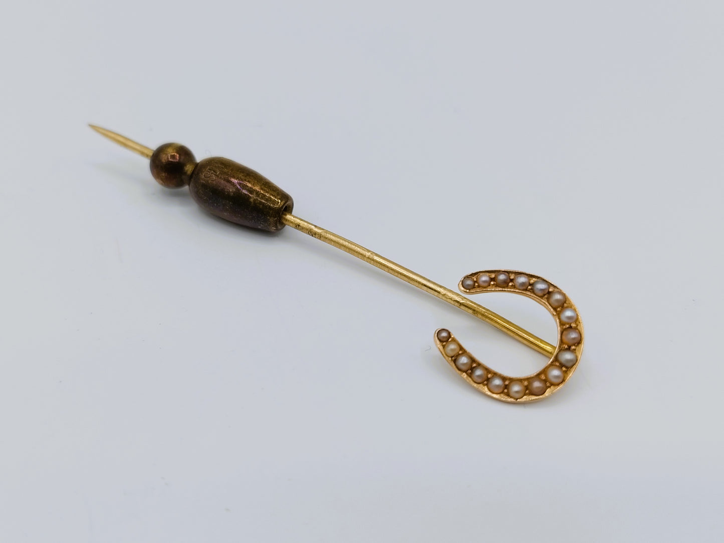 Gouden das- of reversspeld met hoefijzer en zaadparels