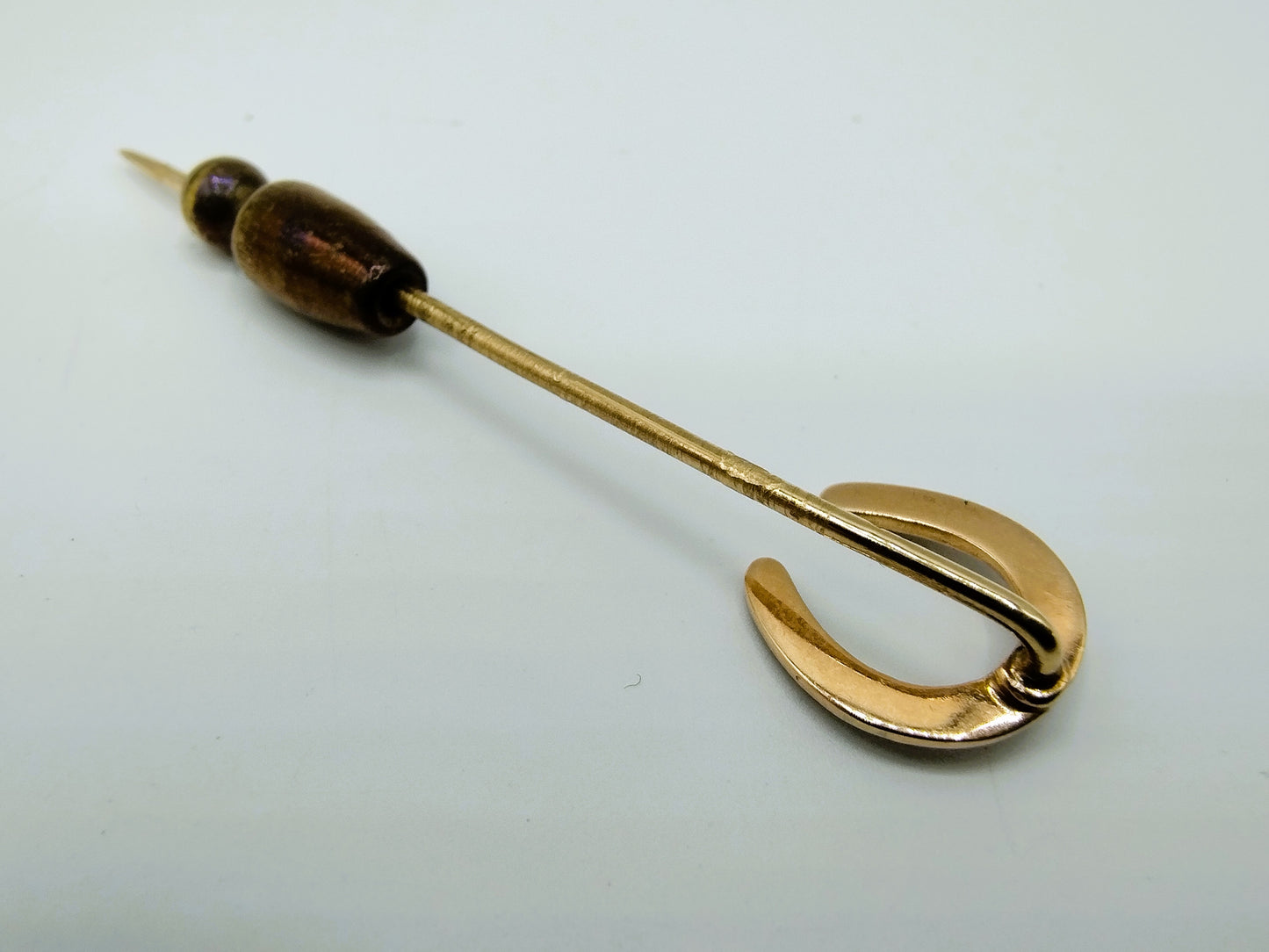 Gouden das- of reversspeld met hoefijzer en zaadparels