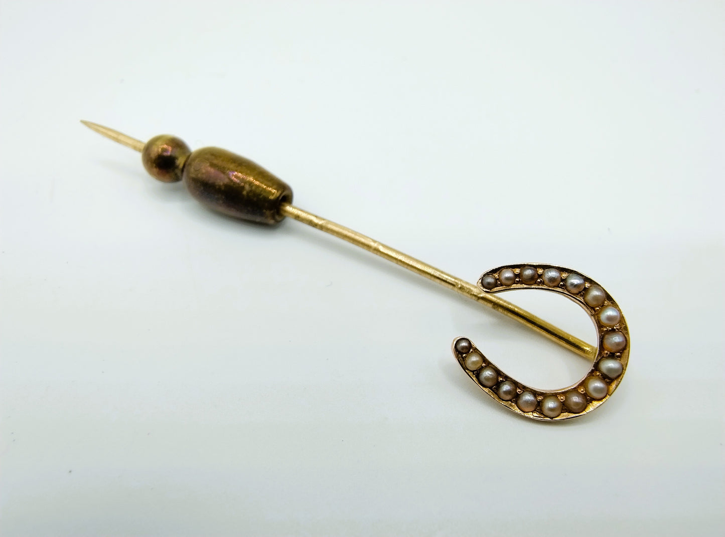 Gouden das- of reversspeld met hoefijzer en zaadparels