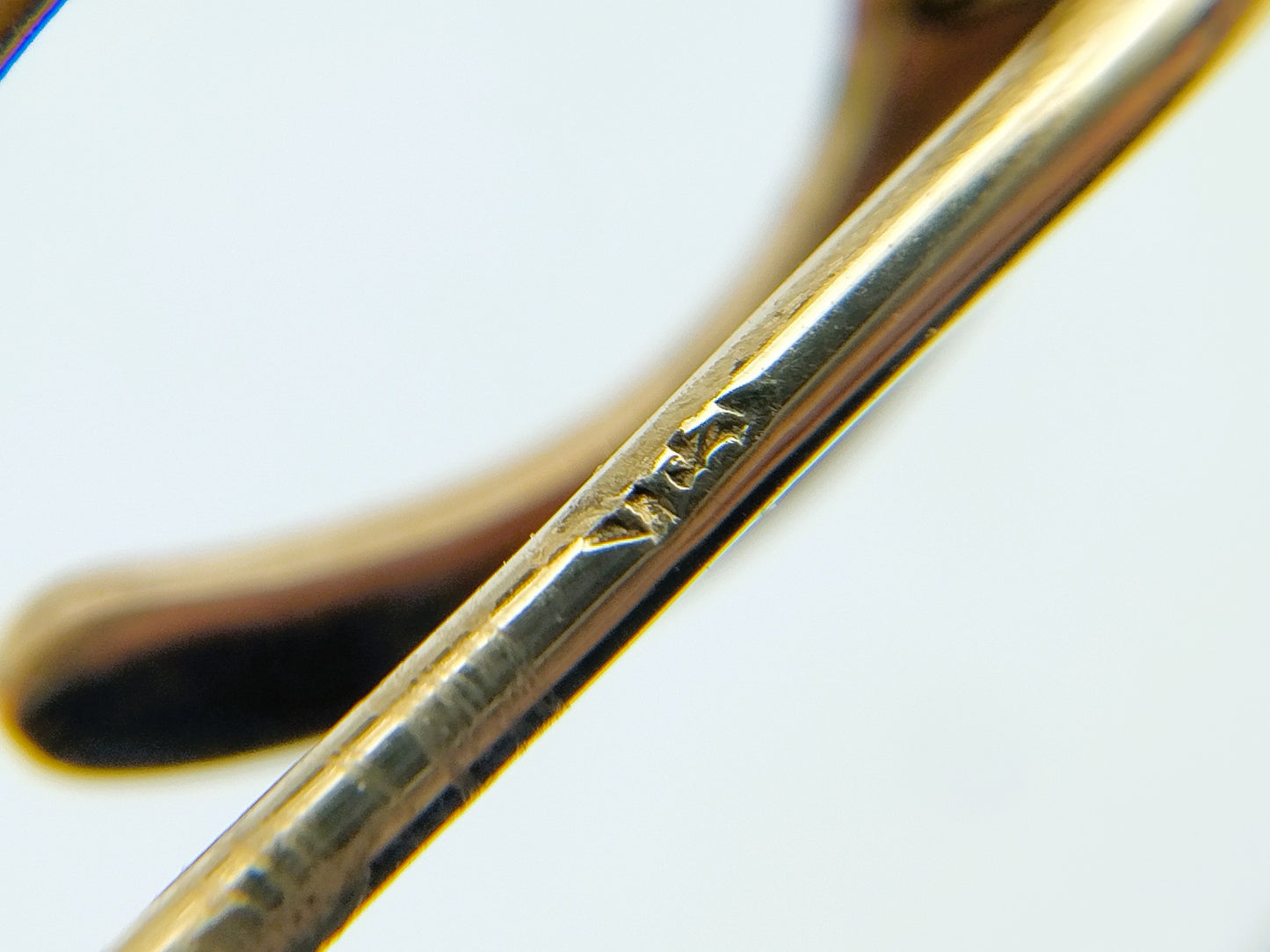 Gouden das- of reversspeld met hoefijzer en zaadparels