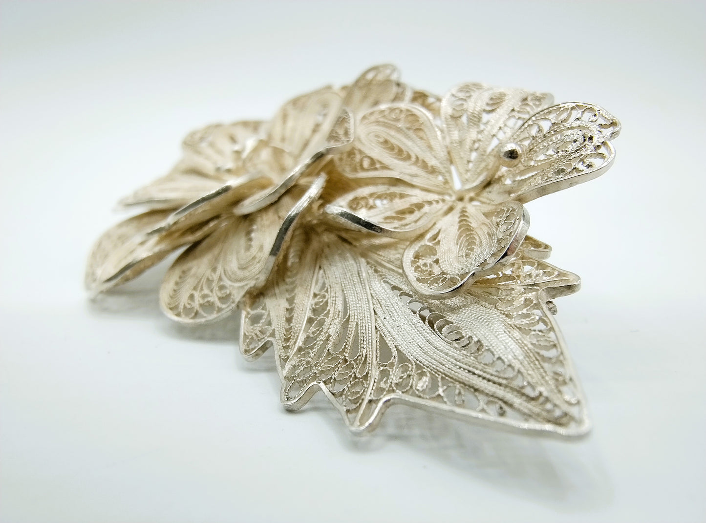 Silver filigree brooch, 835