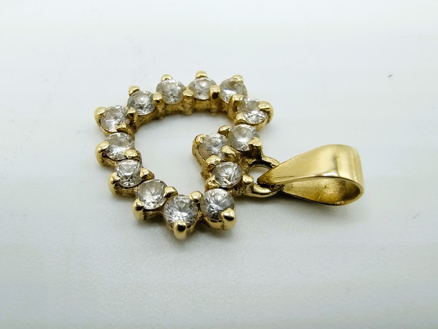 Goldener Herzanhänger mit Zirkonia