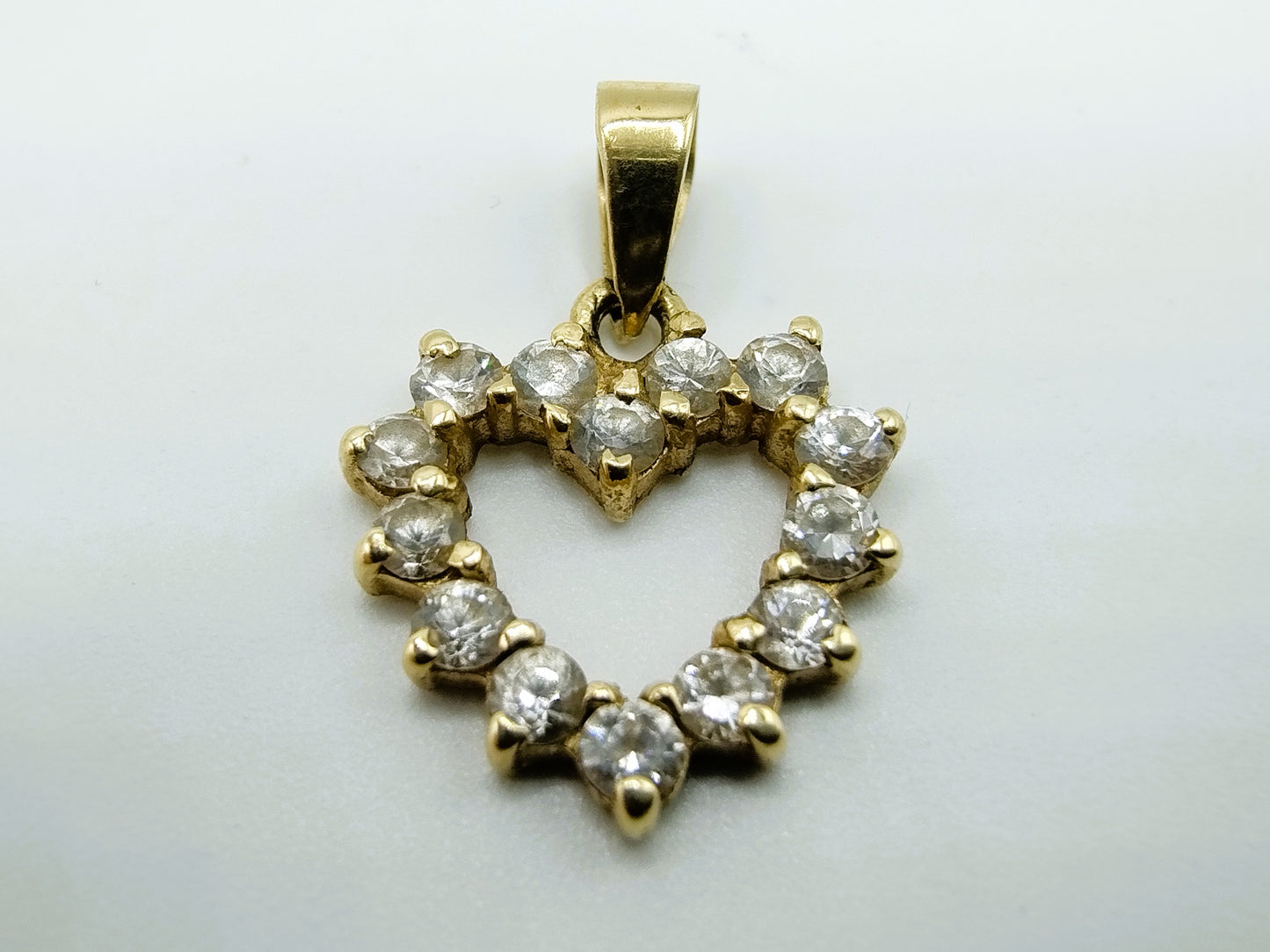 Goldener Herzanhänger mit Zirkonia
