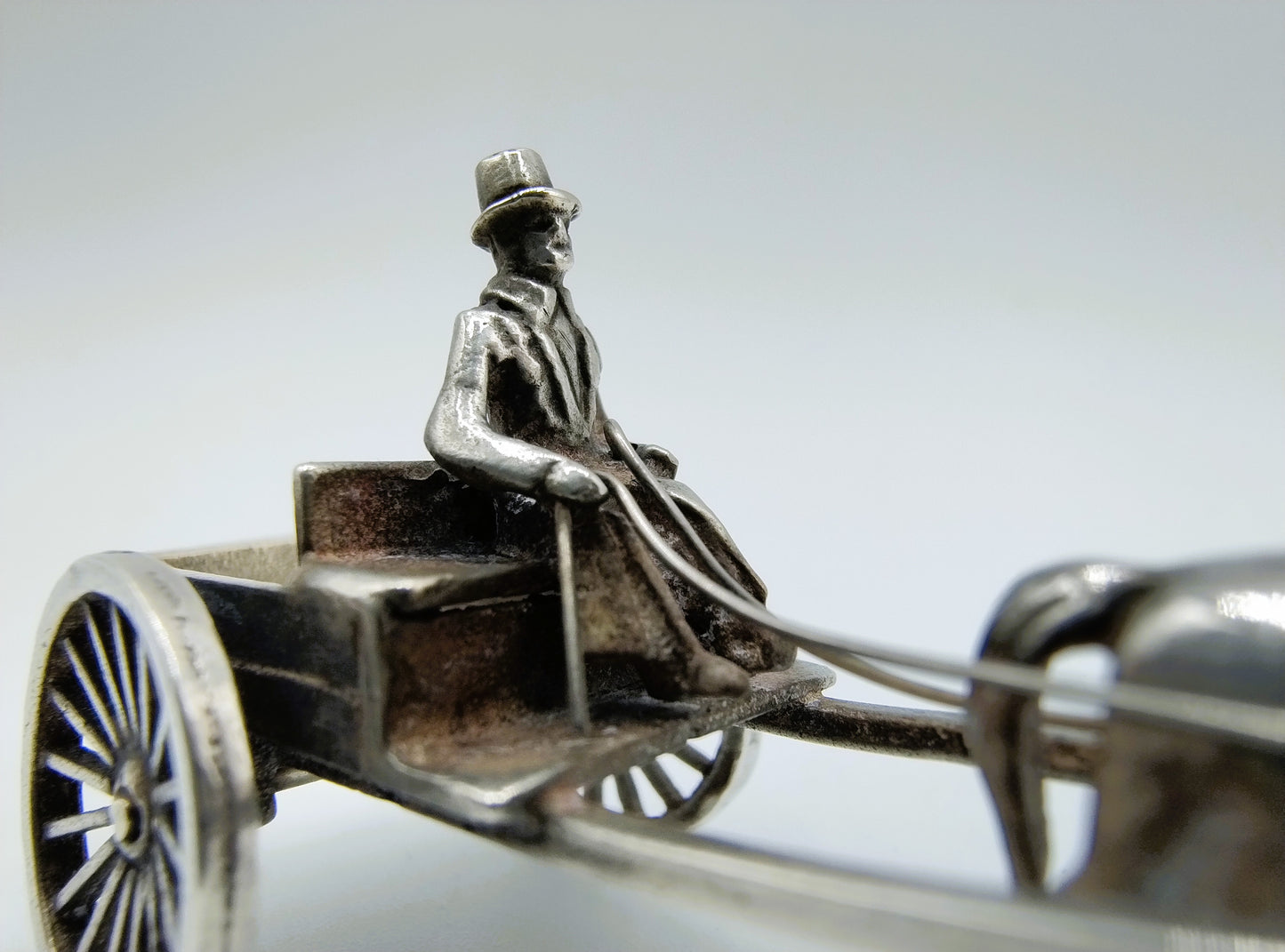 Zilveren miniatuur paard en wagen