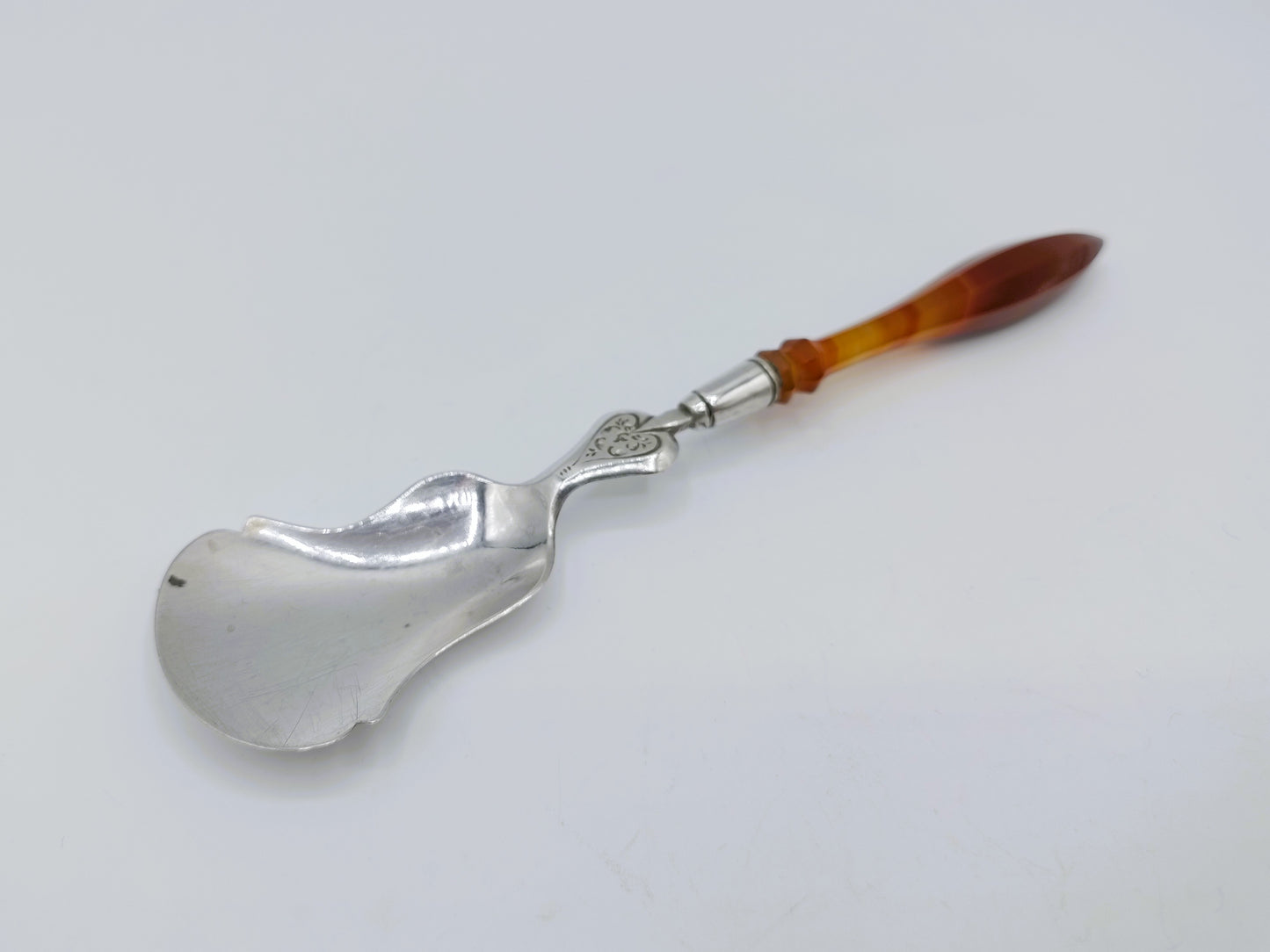 Zilveren suikerlepel met agaten heft, G. van der Dussen, Schoonhoven