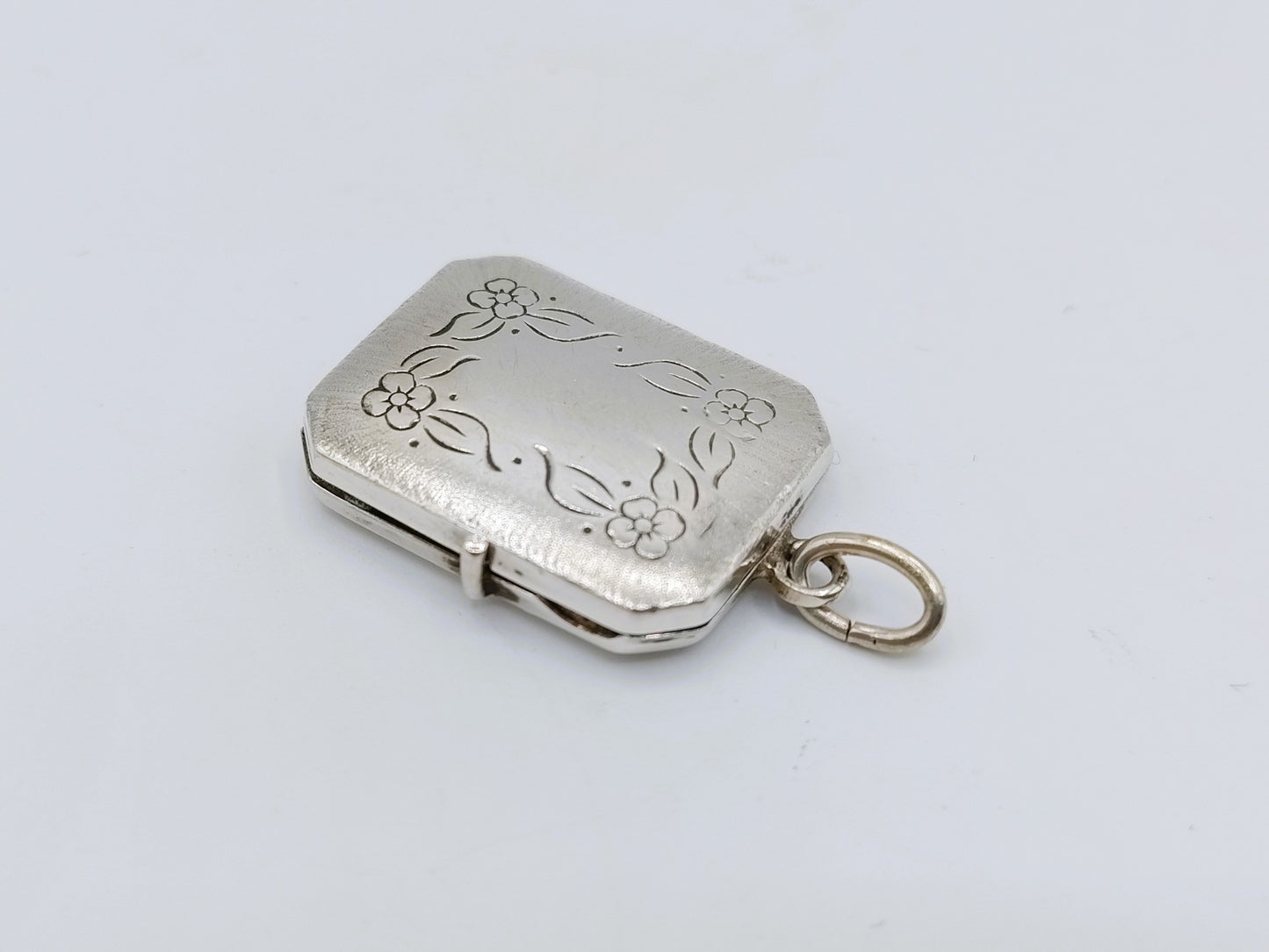Silver medallion pendant, 835