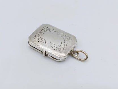 Silver medallion pendant, 835