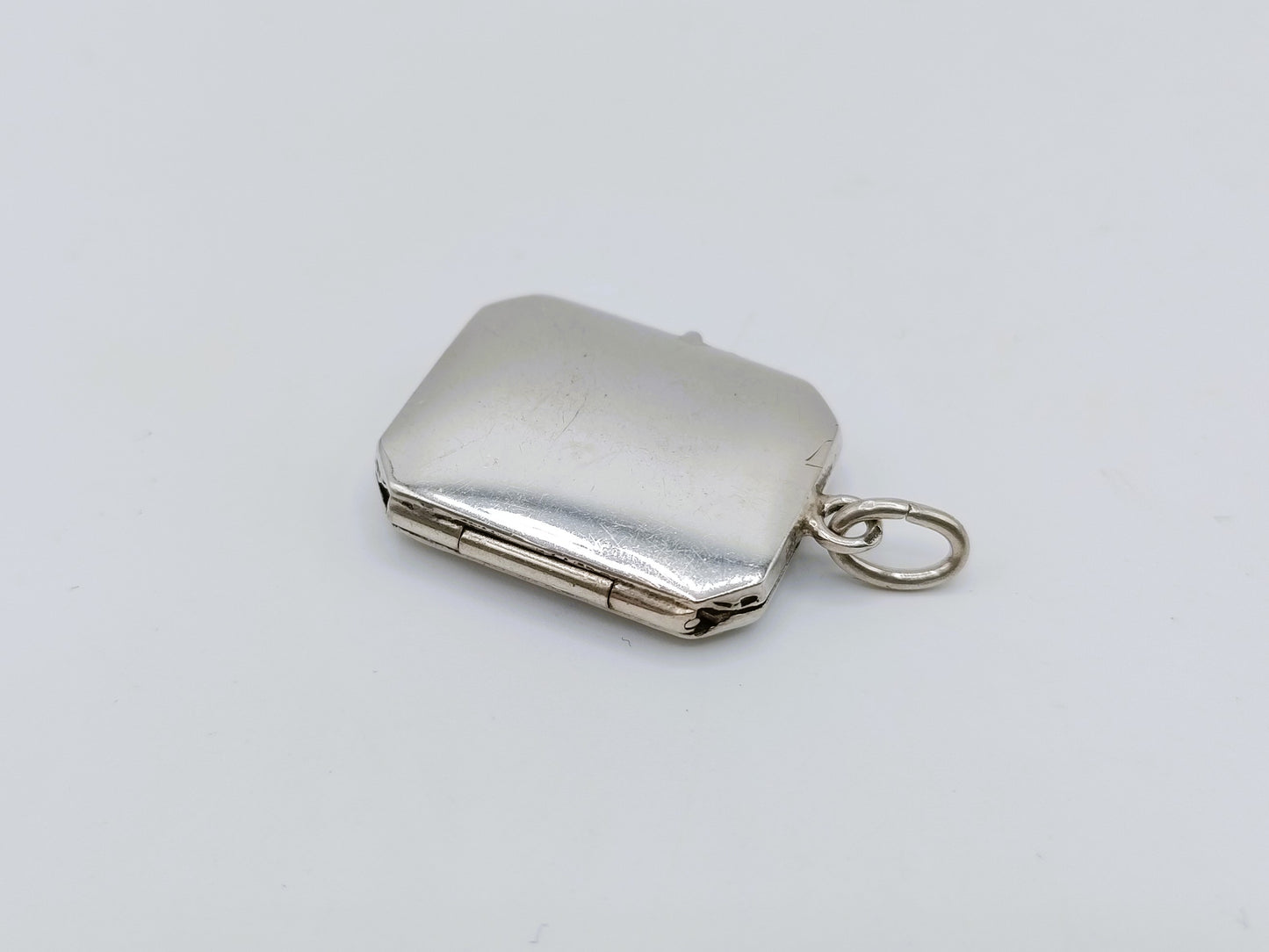 Silver medallion pendant, 835