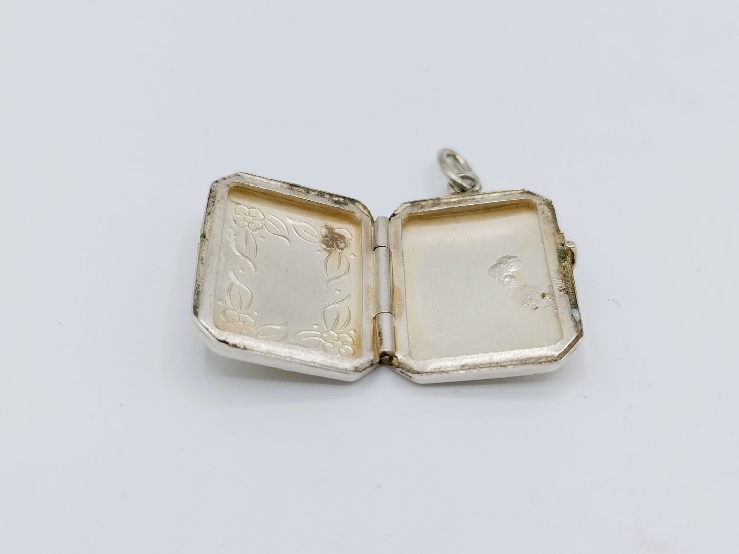 Silver medallion pendant, 835