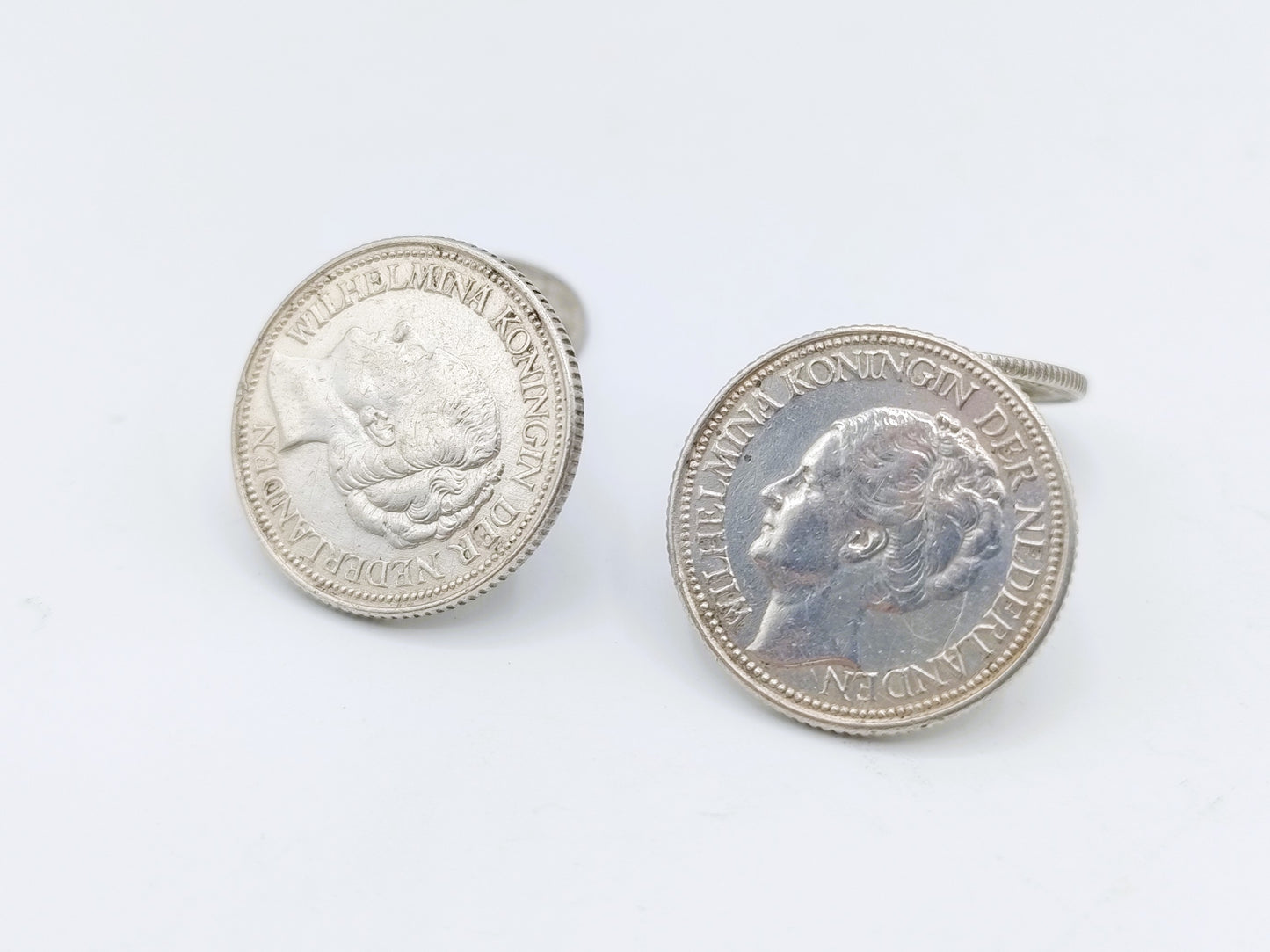 Zilveren manchetknopen gemaakt van 10 en 25 cent, Wilhelmina