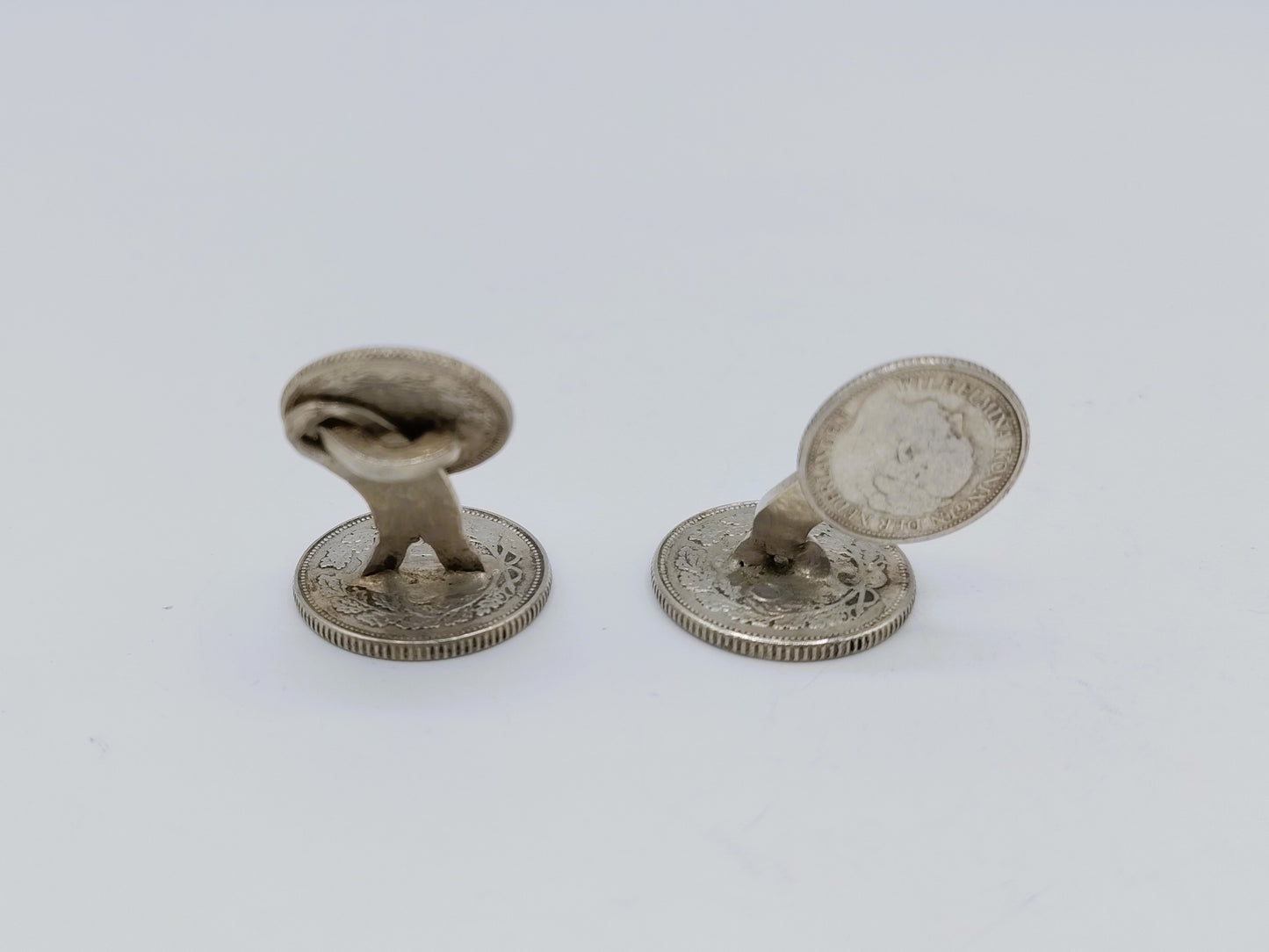 Zilveren manchetknopen gemaakt van 10 en 25 cent, Wilhelmina