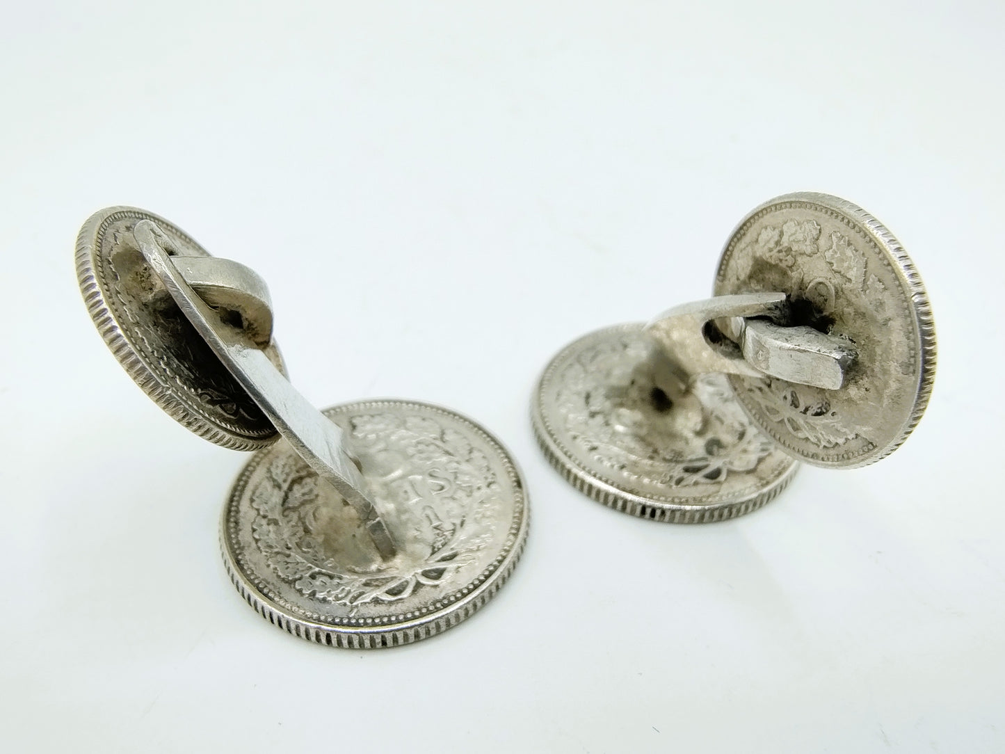 Zilveren manchetknopen gemaakt van 10 en 25 cent, Wilhelmina