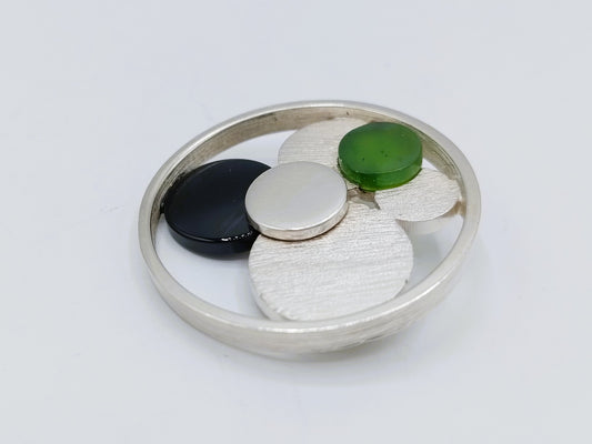 Zilveren design broche met git en jade