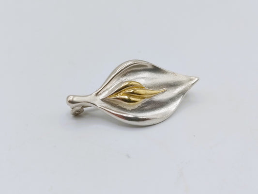 Zilveren blad broche, deels verguld