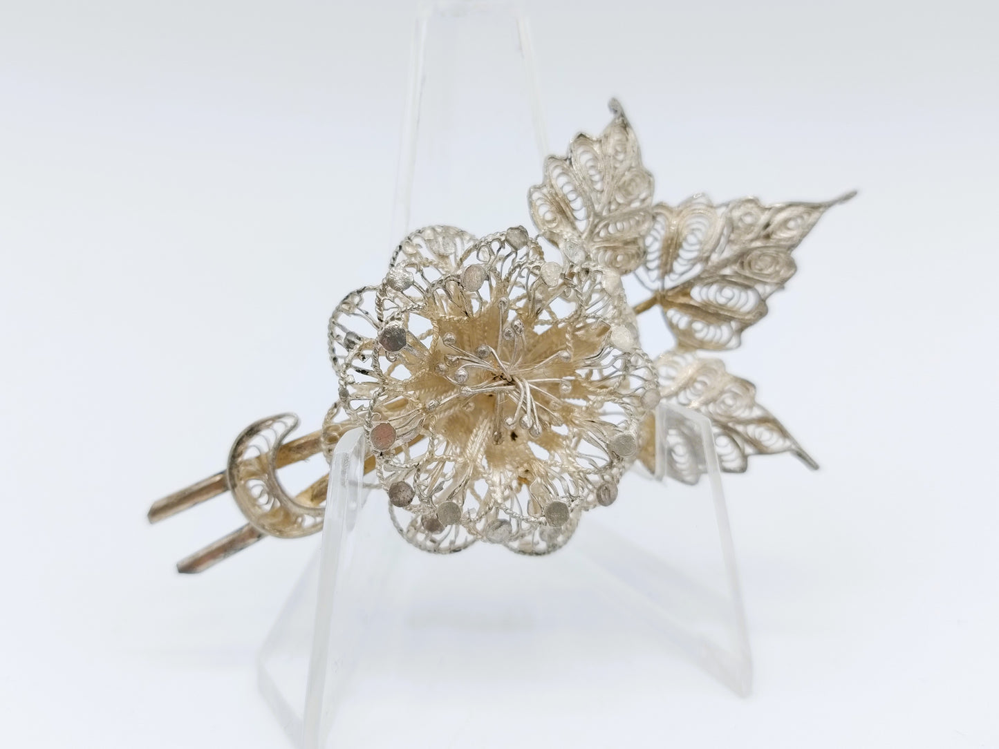 Silver filigree brooch, 835