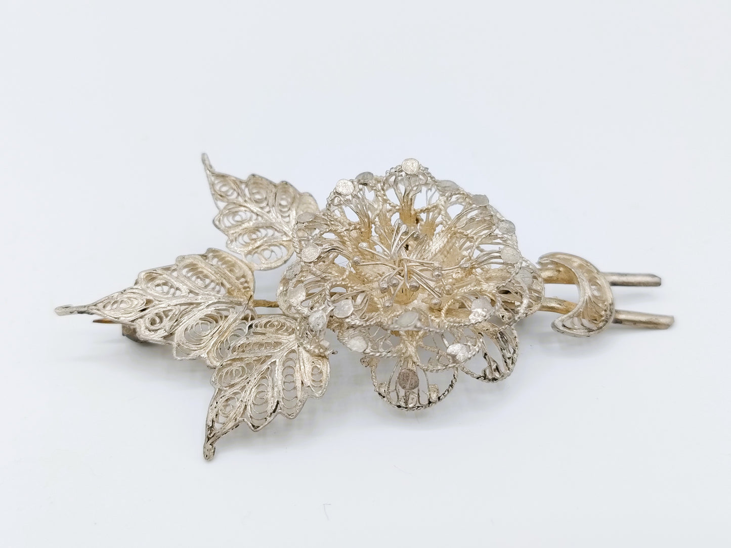 Silver filigree brooch, 835