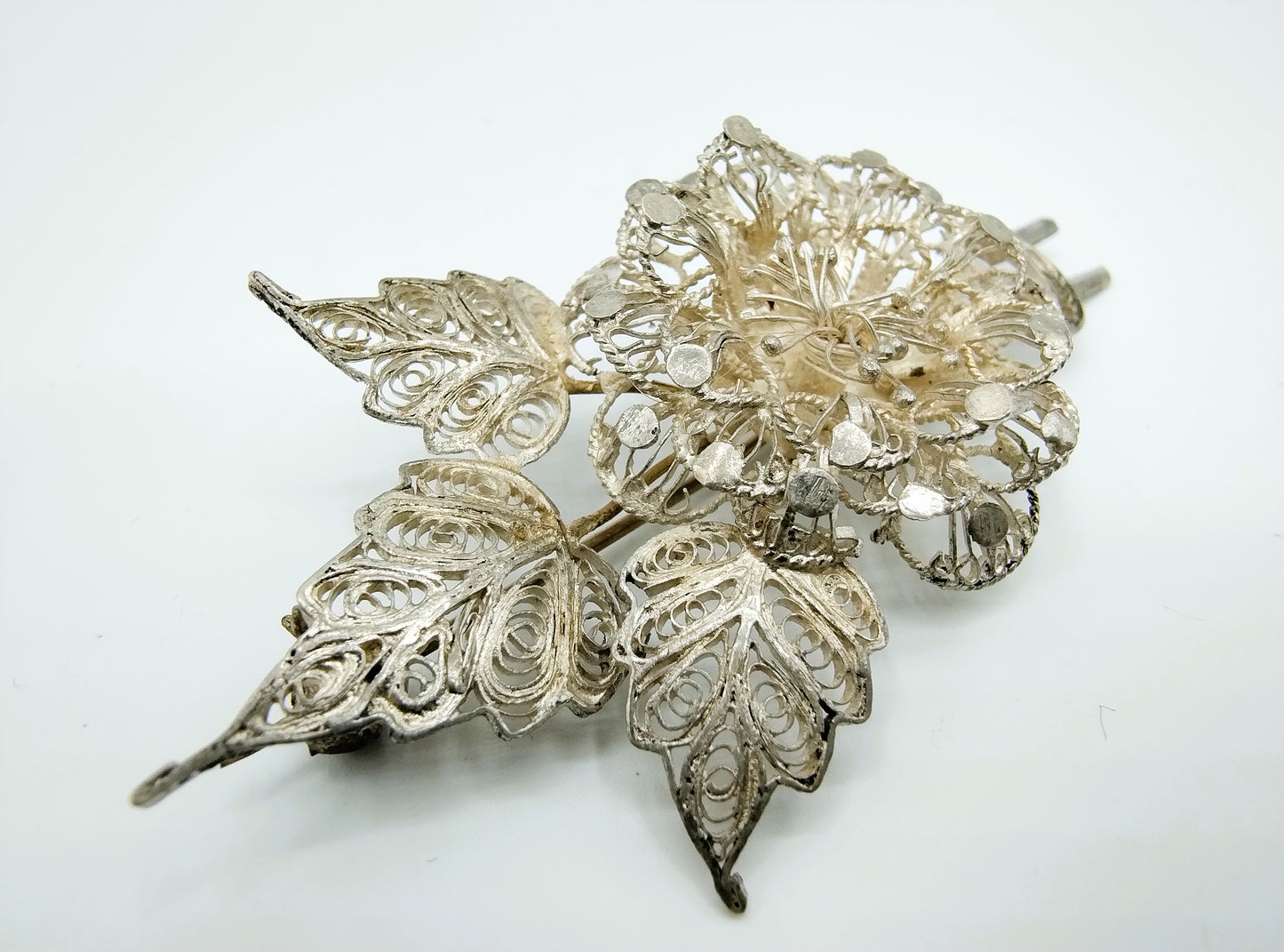 Silver filigree brooch, 835