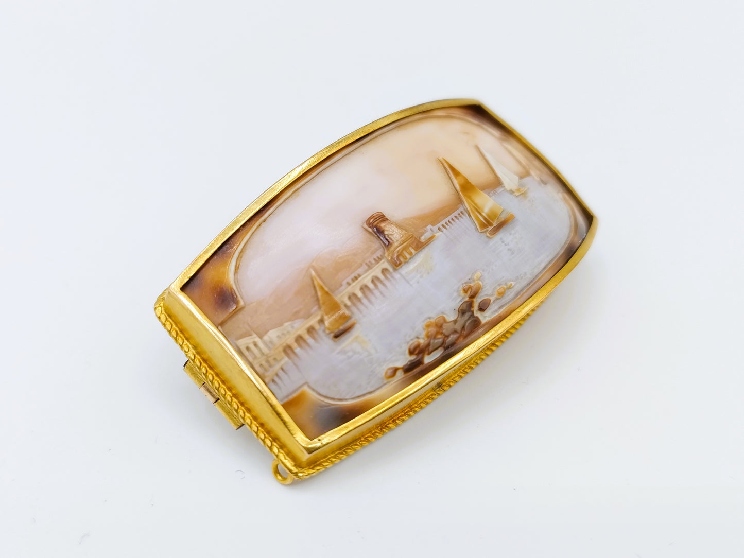 Gouden broche met camee, zeilboten, 585