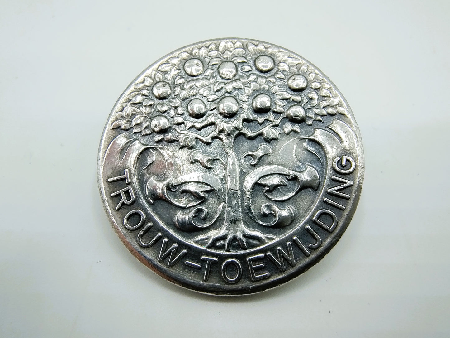 Silver coin brooch, wedding dedication, from Kempen &amp; Begeer, Zeist