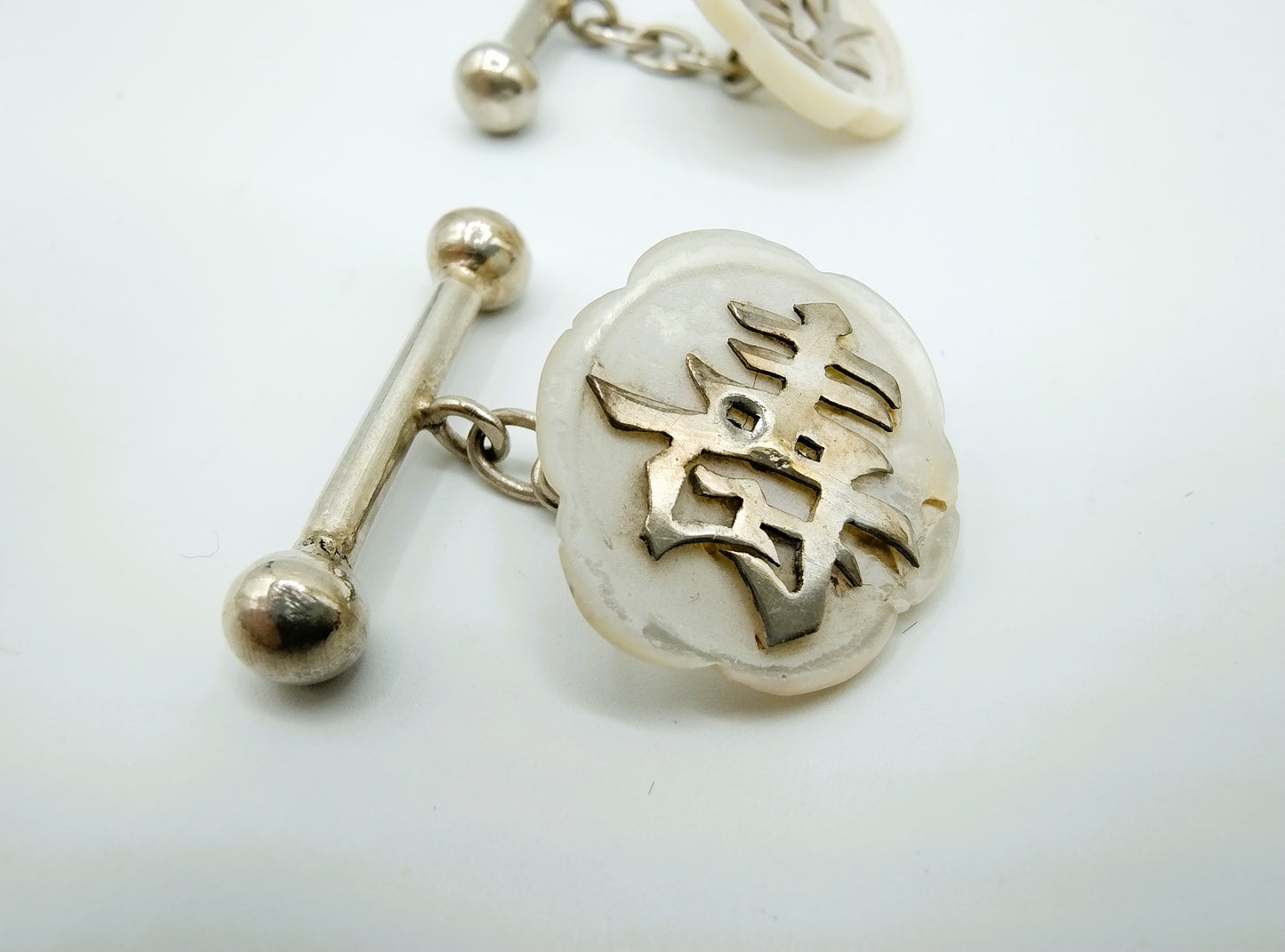 Zilveren manchetknopen met parelmoer, Chinese tekens