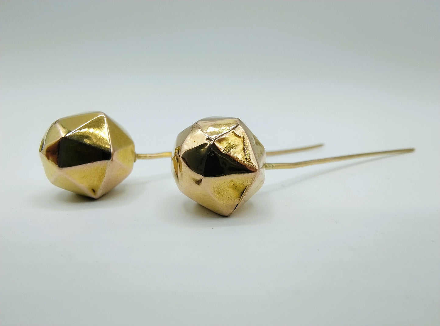 Antieke gouden mutsenspelden, A.E. Monasch, Hilversum