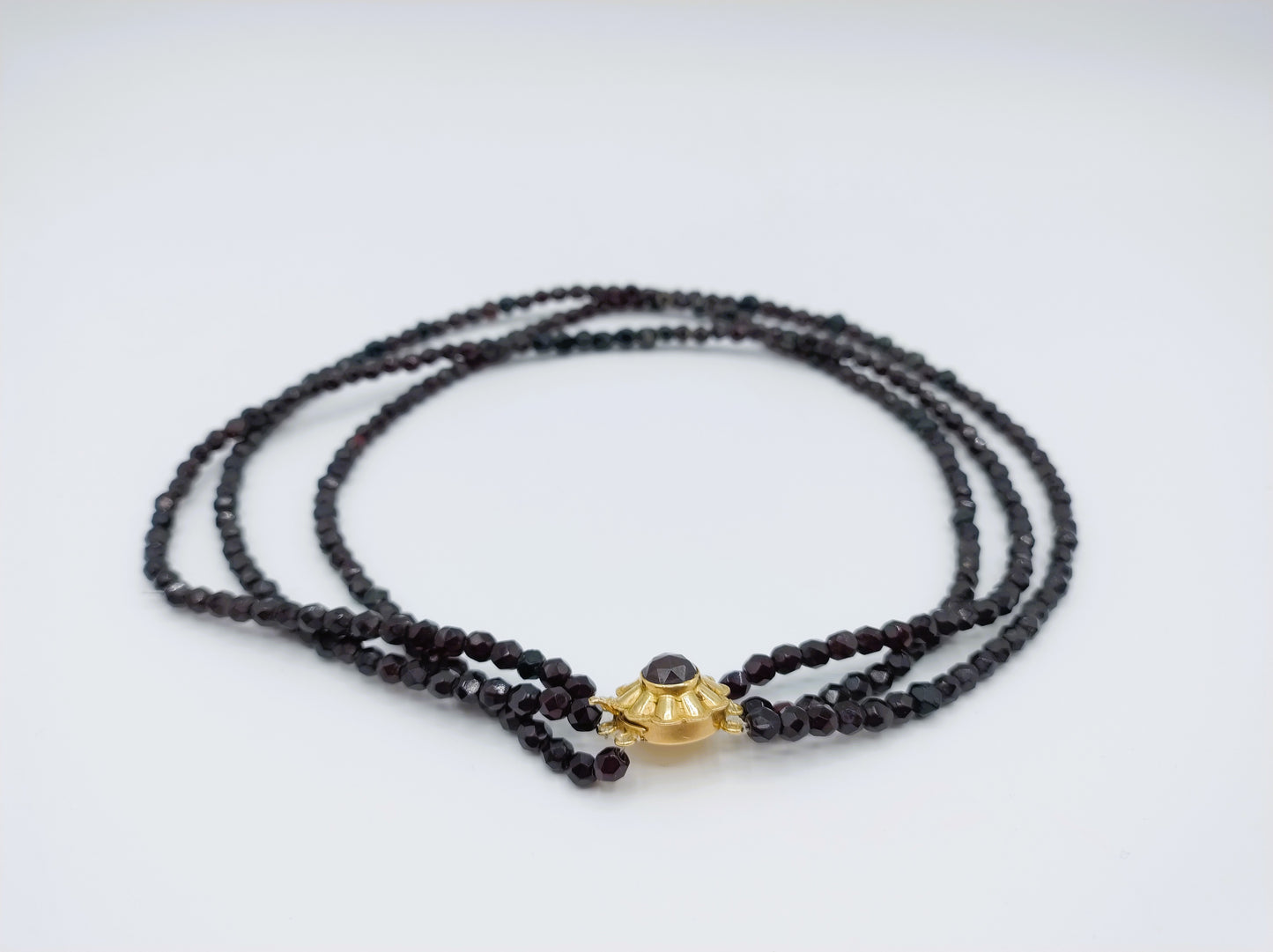 Granaten ketting met gouden slot, 39 cm