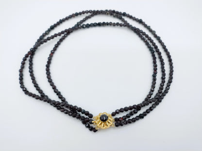 Granaten ketting met gouden slot, 39 cm