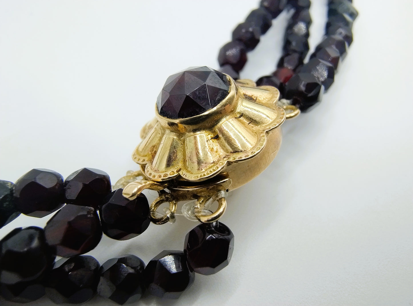 Granaten ketting met gouden slot, 39 cm