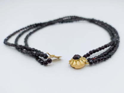 Granaten ketting met gouden slot, 39 cm