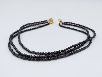 Granaten ketting met gouden slot, 39 cm