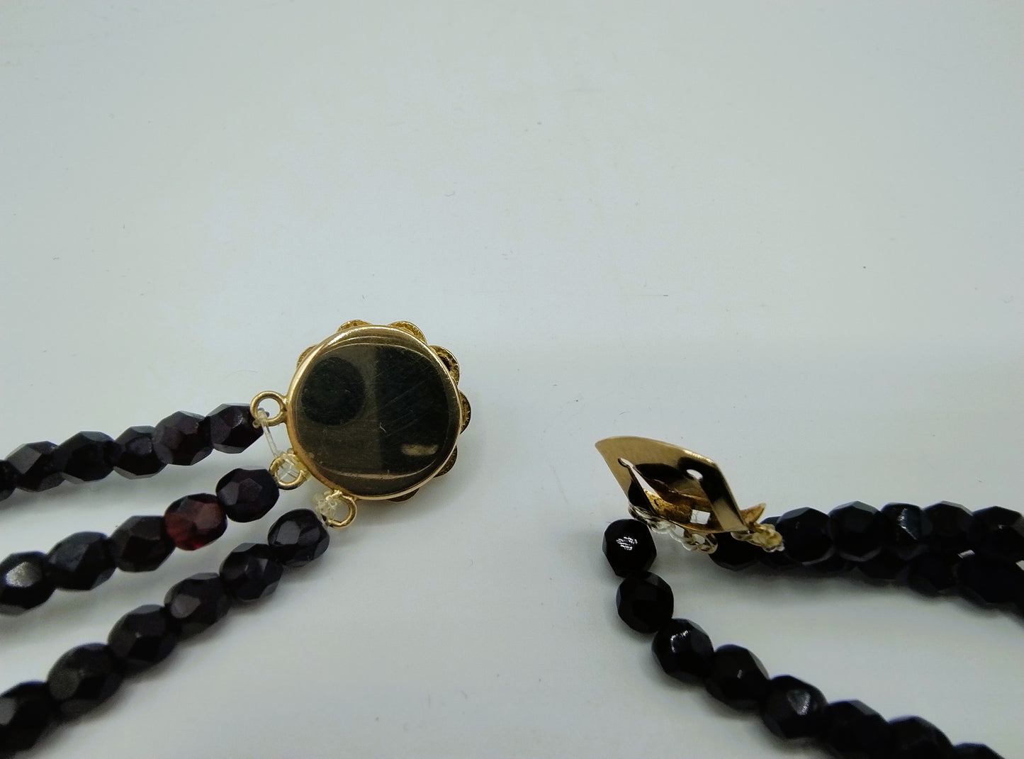 Granaten ketting met gouden slot, 39 cm