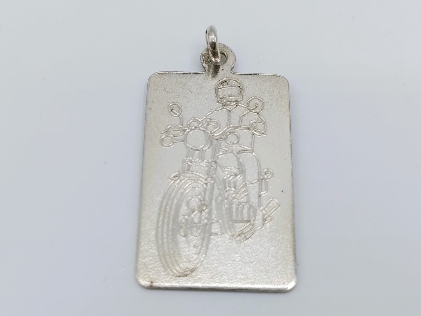 Zilveren hanger met afbeelding motorrijder
