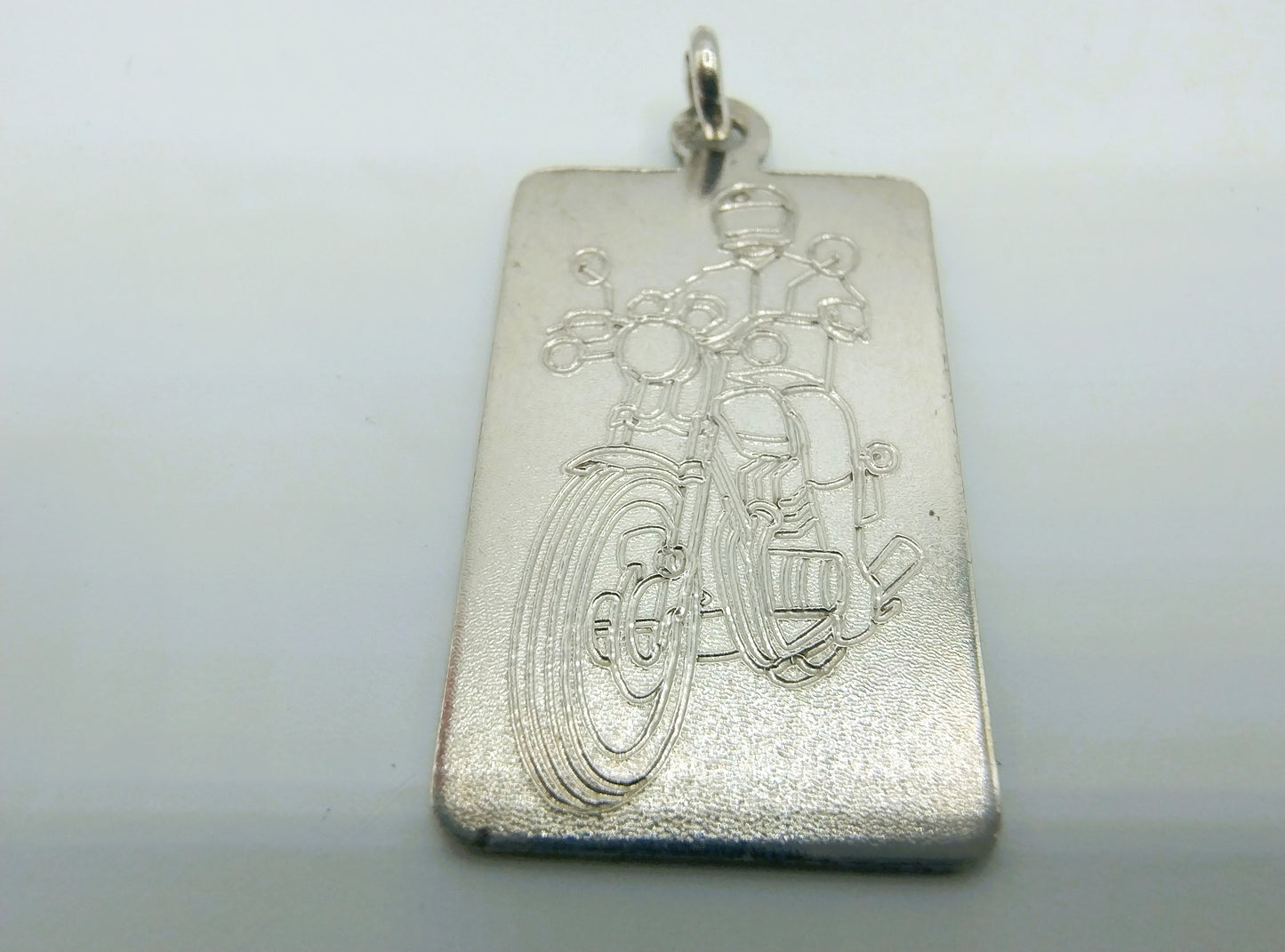 Zilveren hanger met afbeelding motorrijder