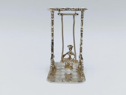 Zilveren miniatuur schommel, J.S. Zwanenburg en Zn, Sneek, ca. 1925