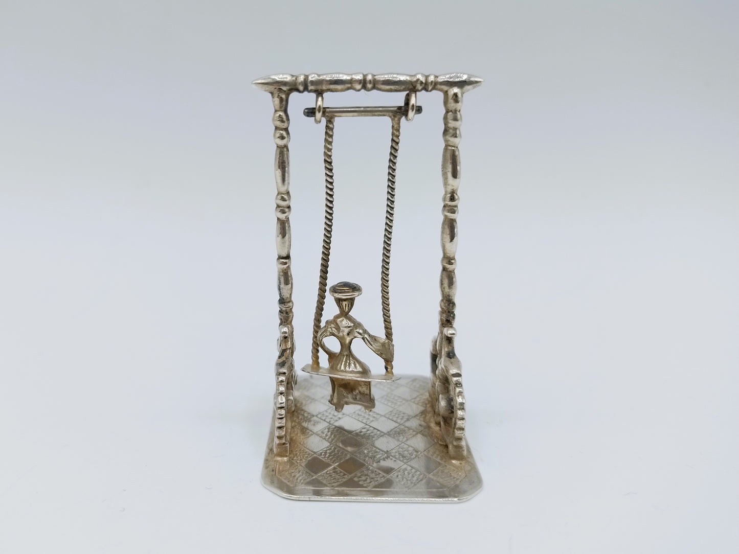Zilveren miniatuur schommel, J.S. Zwanenburg en Zn, Sneek, ca. 1925