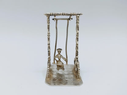 Zilveren miniatuur schommel, J.S. Zwanenburg en Zn, Sneek, ca. 1925
