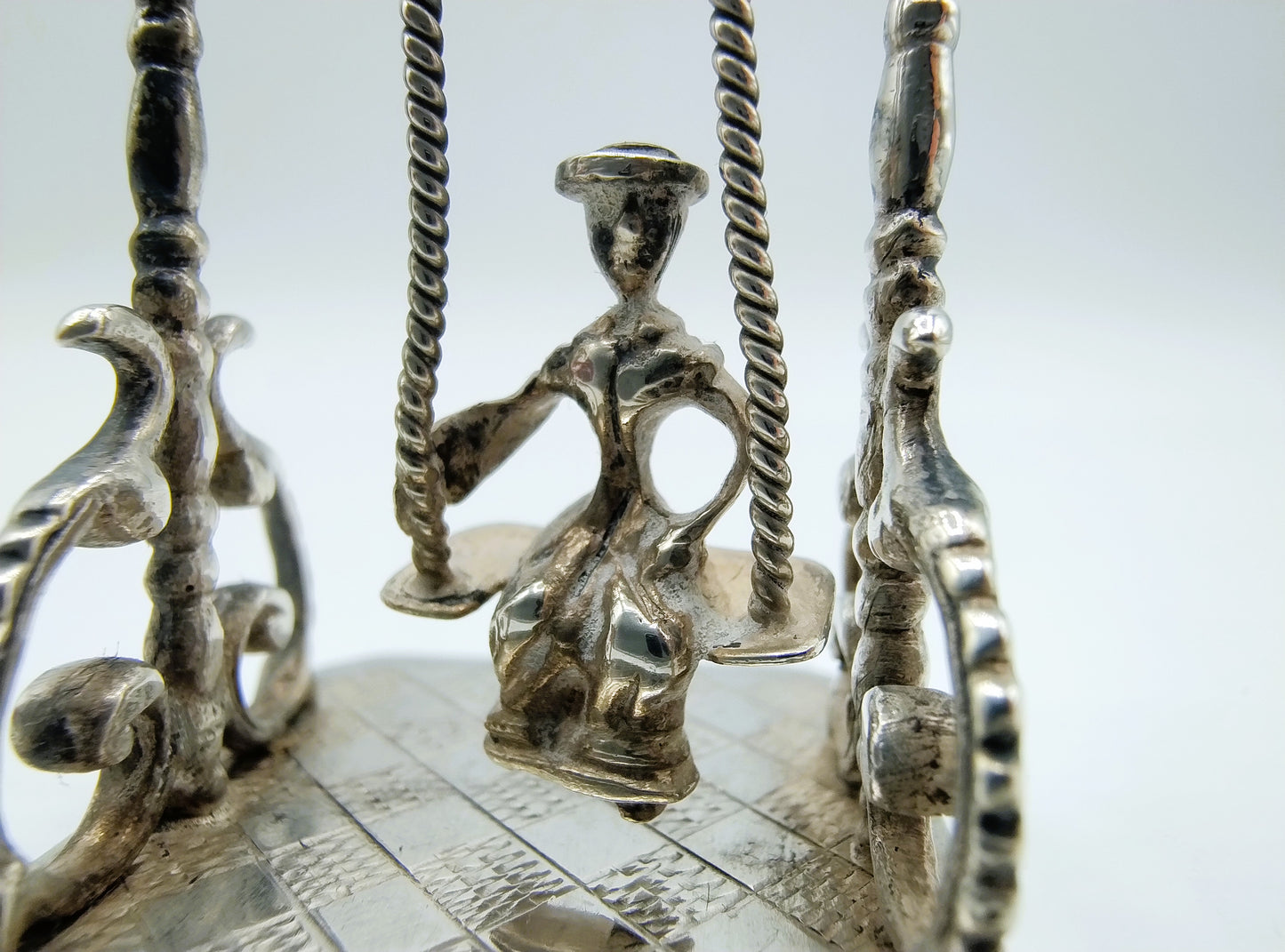 Zilveren miniatuur schommel, J.S. Zwanenburg en Zn, Sneek, ca. 1925